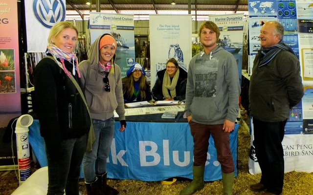 Regs staan Wilfred Chivell saam met sy span van Dyer Island Conservation Trust by hulle stalletjie tydens die Cape Floral Kingdom Ekspo